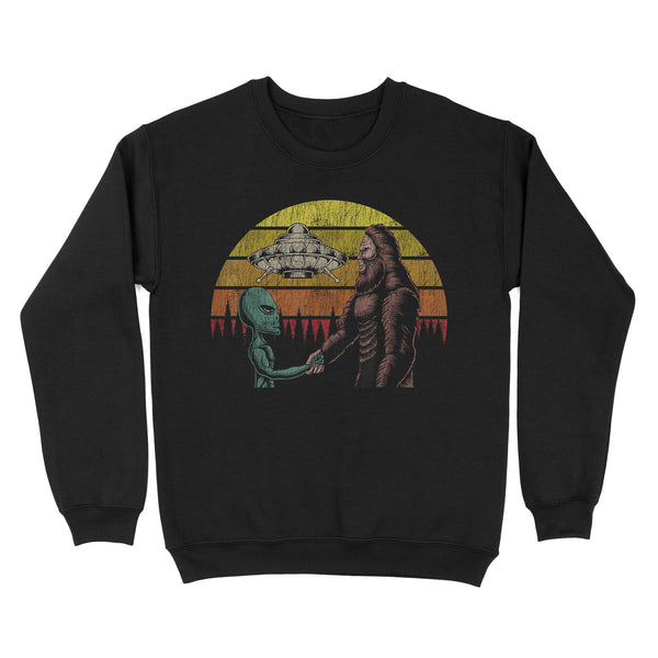 TeeMaru Bigfoot Sweatshirt MC001- Alien with UFO Shake Hands With Bigfoot In Sunset